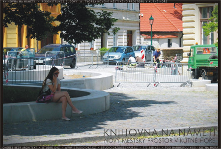 KUTNÁ HORA - NA NÁMĚTI | Betonové lavice a schody nového městského prostoru začínají postupně fungovat.
